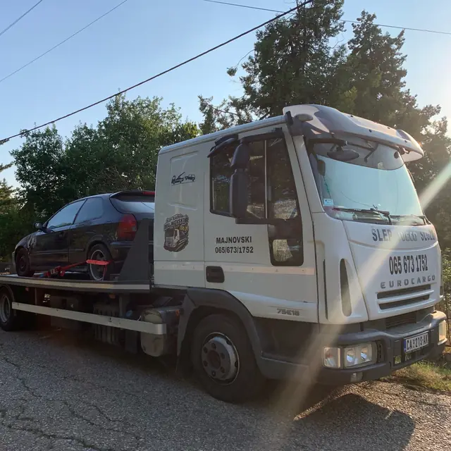 Šlep vozilo sa automobilom na platformi, bočni prikaz
